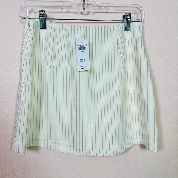 Abercrombie & Fitch White & Navy Pinstripe Skort Size Small - Picture 2 of 6